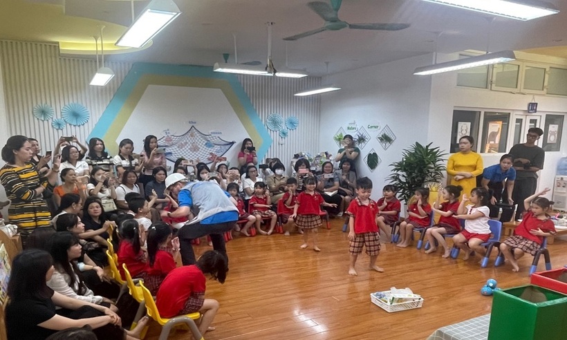 Hoạt động "nhà máy tái chế" thu hút sự thích thú của các bé lớp mẫu giáo lớn.