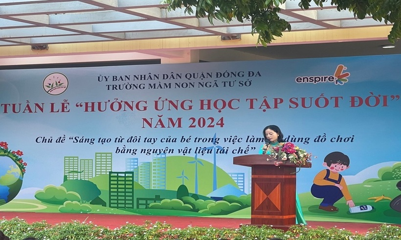 Cô Trần Thị Hạnh- Hiệu trưởng trường mầm non Ngã Tư Sở trong buổi phát động Tuần lễ hưởng ứng học tập suốt đời năm 2024 với chủ đề “Phát triển văn hóa đọc thúc đẩy học tập suốt đời.”.