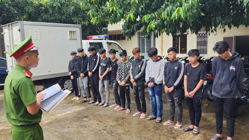 Công an quận Thanh Khê triệu tập nhóm thanh thiếu niên gây rối trật tự công cộng. Ảnh: Dân Trí