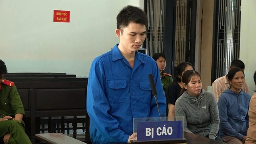 Lê Văn Hiền bị TAND tỉnh Thừa Thiên Huế xét xử về tội Lừa đảo chiếm đoạt tài sản. Ảnh: Ngọc Sáng
