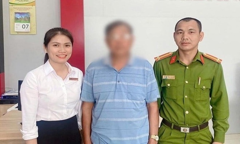 Đại diện Ban Giám đốc Agribank Chi nhánh Đại Hợp với Công an xã Đại Hợp giải thích, xác minh, hướng dẫn, tuyên truyền đối với công dân.
