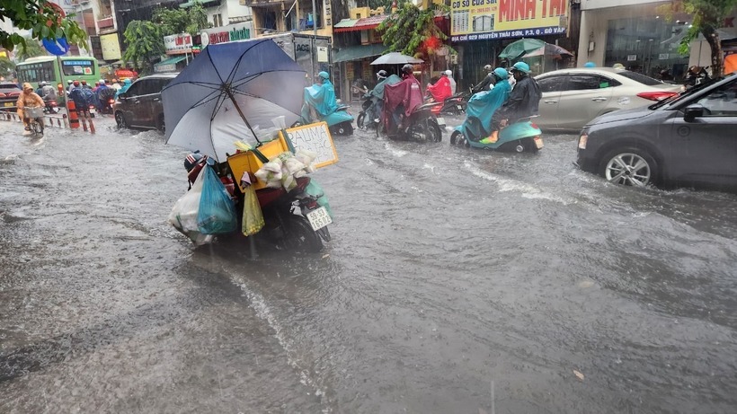 Một xe máy bán hàng giải khát chôn chân giữa đường. Ảnh: Tiền Phong