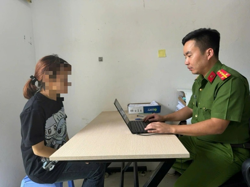 Công an lấy lời khai nữ sinh 15 tuổi đâm trọng thương bạn cùng lớp. Ảnh: Dân Trí