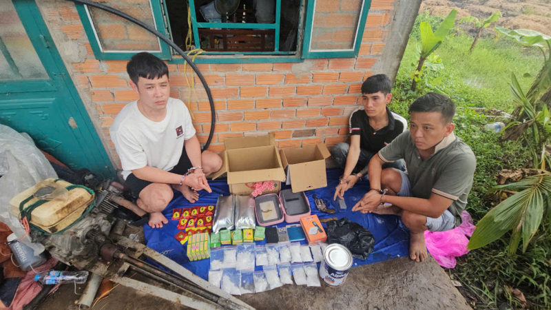 Các đối tượng Trần Quang Hiệp, Phạm Văn Sang Em, Quách Ngọc Quí bị bắt cùng tang vật. (Ảnh: CA)