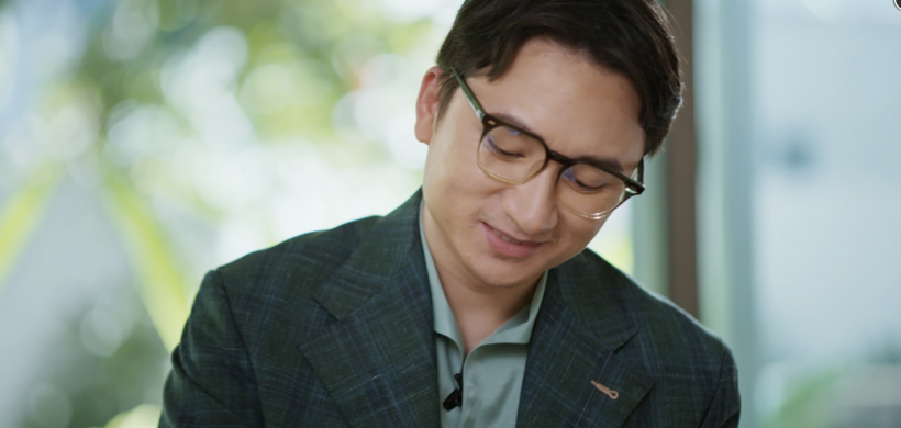 Nhân vật Nguyễn Nhật Ánh do Phan Mạnh Quỳnh đảm nhận  Ảnh: Traler.