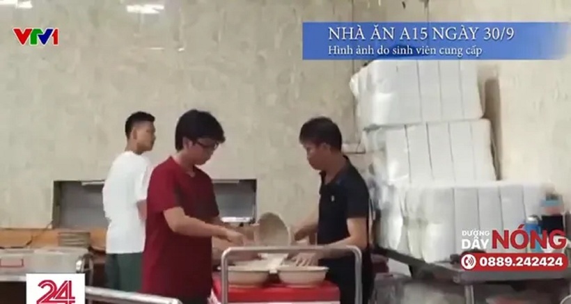 Trên bàn, hàng trăm suất cơm đã được chuẩn bị sẵn, thế nhưng chỉ có những sinh viên của 3 đại đội được giao nhiệm vụ chia cơm cho các bạn mới biết rằng, phần lớn đây là cơm thừa từ các bữa ăn của một trung đội đã ăn trước đó khoảng 1 giờ. Ảnh cắt từ clip/VTV