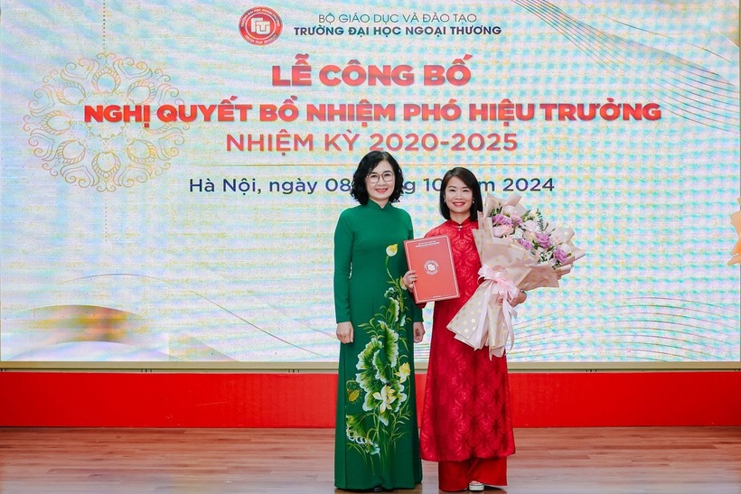 PGS.TS Vũ Thị Hiền (phải) giữ chức phó hiệu trưởng nhà trường nhiệm kỳ 2020 - 2025. Ảnh: Báo Tuổi trẻ.