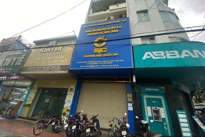 Người dân hoang mang vì chi nhánh SJC đóng cửa không thông báo khi nào hoạt động lại. Ảnh: Tiền Phong