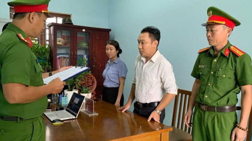 Công an đọc lệnh khởi tố, bắt tạm giam đối với Trần Ngọc Vũ. Ảnh: Tiền Phong