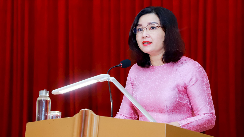 Tân Trưởng ban Tuyên giáo Tỉnh ủy Nghệ An Nguyễn Thị Hồng Hoa phát biểu nhận nhiệm vụ. Ảnh: Báo Nghệ An