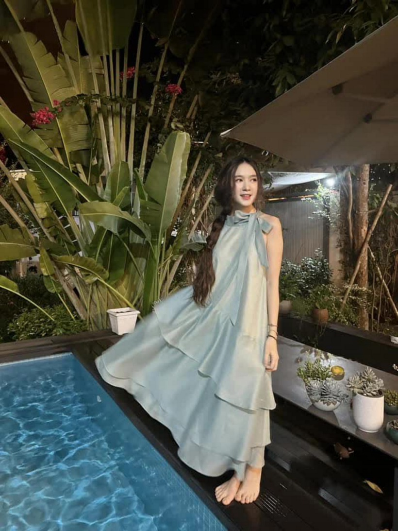 Trong nhà có bể bơi. Hầu hết những bức hình được đăng tải đều có cảm giác tươi mát nhờ không gian xanh bao trùm