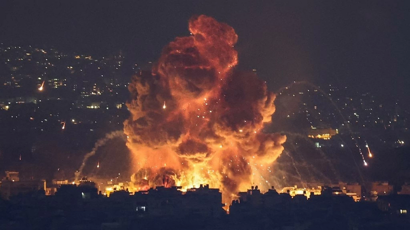 Khói lửa bốc lên từ một vụ không kích của Israel vào Syria. Ảnh: Reuters