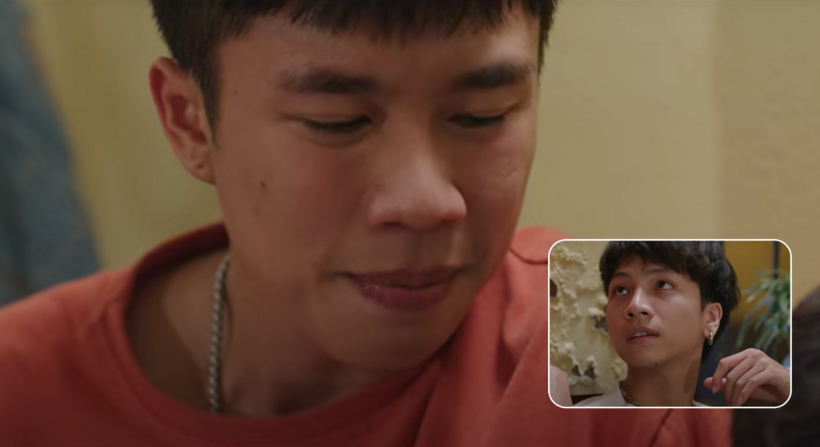 Nghe Tả nói đang đi tìm mẹ, Chải bỗng khựng lại, không còn cười đùa như lúc trước nữa.