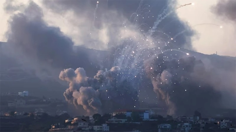 Khói bốc lên từ khu vực phía nam Liban sau loạt vụ không kích của Israel. Ảnh: Reuters