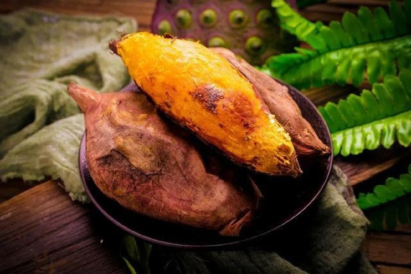 Nướng khoai lang trên than hoa hoặc lò nướng đến khi chín mềm, không nên nướng quá cháy.