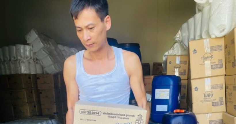 Lương Ngọc Tuấn cùng số nước giặt được làm giả.