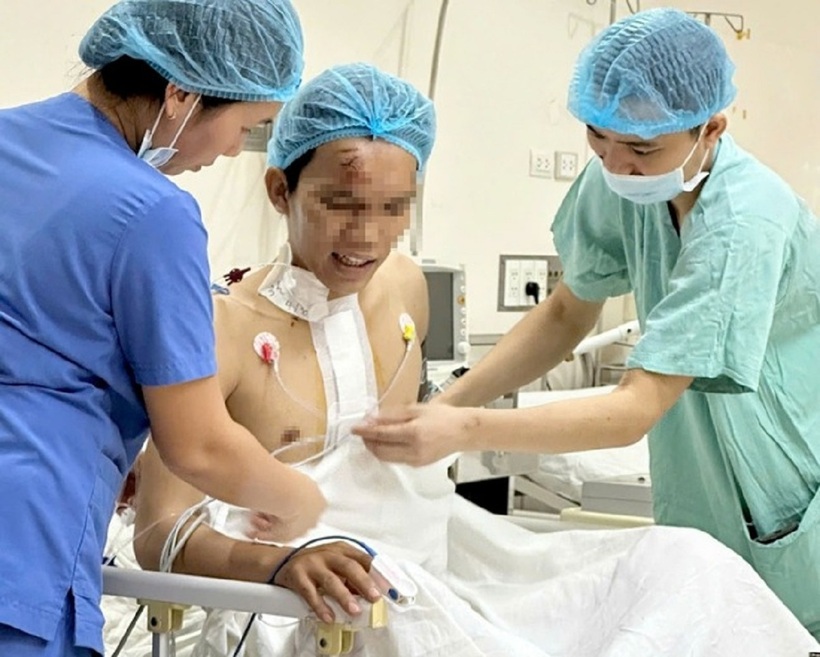 Bệnh nhân được các bác sĩ tập phục hồi. Ảnh: Dân Việt