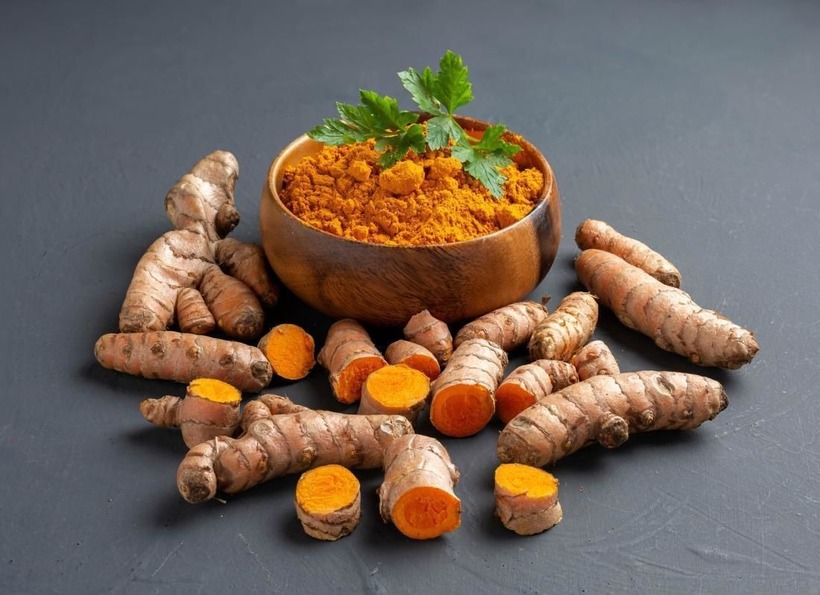 Theo NCCIH, nghệ thường được sử dụng như một loại thực phẩm chức năng, với quảng cáo là có thể tác động tích cực đến viêm, viêm khớp, và dạ dày, da, gan, và các vấn đề túi mật. Tuy nhiên, nhiều lợi ích sức khỏe của nghệ đã bị phóng đại. Ảnh minh họa