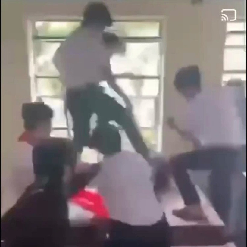 Nam sinh lớp 8 ở Vĩnh Long bị đánh hội đồng. Ảnh: Dân Trí