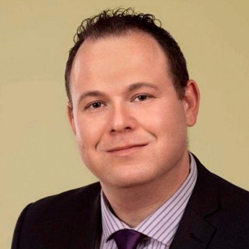 Bác sĩ phẫu thuật Thomas Shaknovsky. Ảnh: ZarZaur Law
