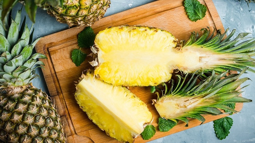 Dứa rất giàu chất chống oxy hóa như: vitamin C, mangan, bromelain, axit phenolic, flavonoid,…