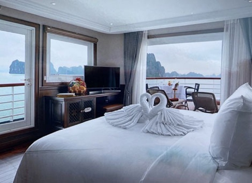 Du thuyền nơi các "chân dài" bán dâm.