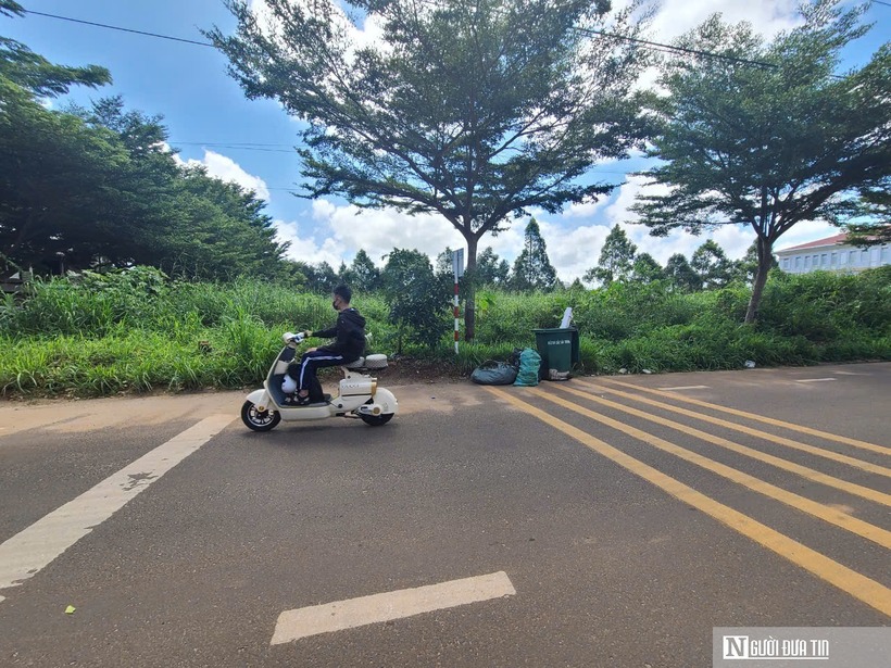 Dù rác đã được dọn sạch sẽ nhưng người dân đi ngang qua bãi rác tự phát vẫn ngửi thấy mùi hôi khó chịu.