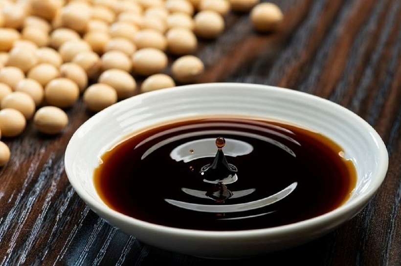 Nước tương là gia vị quen thuộc trong bữa ăn của người Việt.