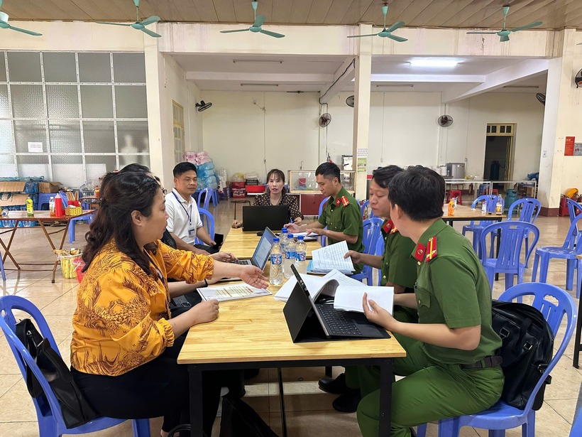 Đoàn kiểm tra liên ngành làm việc tại bếp ăn tập thể Trường Cao đẳng Lào Cai. Ảnh: Dân Việt