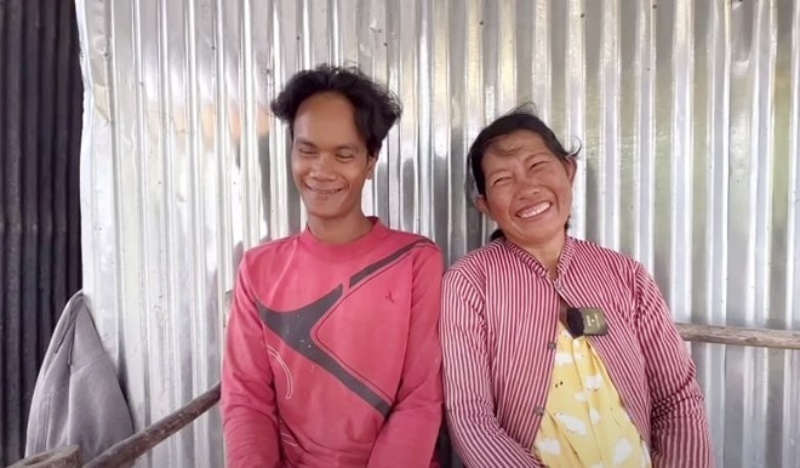 Chị Hạnh (57 tuổi) và người chồng trẻ tên Nhi (29 tuổi). Ảnh: Tri thức và Cuộc sống.