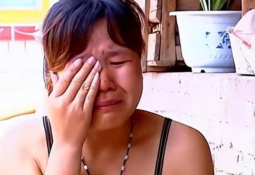 Chị Võ Kiều Kiều đau đớn vì mất con. Ảnh: Sohu.