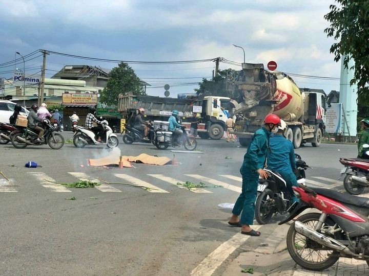 Sau cú va chạm mạnh vơi xe bồn trộn bê tông khiến 2 nữ sinh tử vong tại chỗ. Ảnh: VTC News