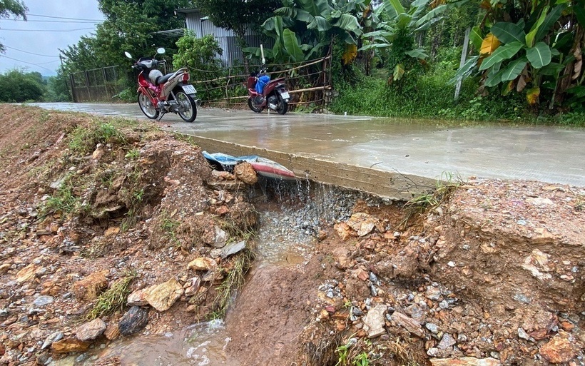 Sau trận mưa lớn, vỉa hè đường Gia Long Lục Lộ bị nước cuốn trôi, tạo hàm ếch nguy hiểm. (Ảnh: Dân trí)