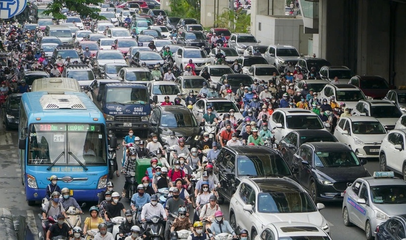 Xe cộ cá nhân đang lấn át giao thông công cộng tại thủ đô. (Ảnh: Tuổi trẻ)