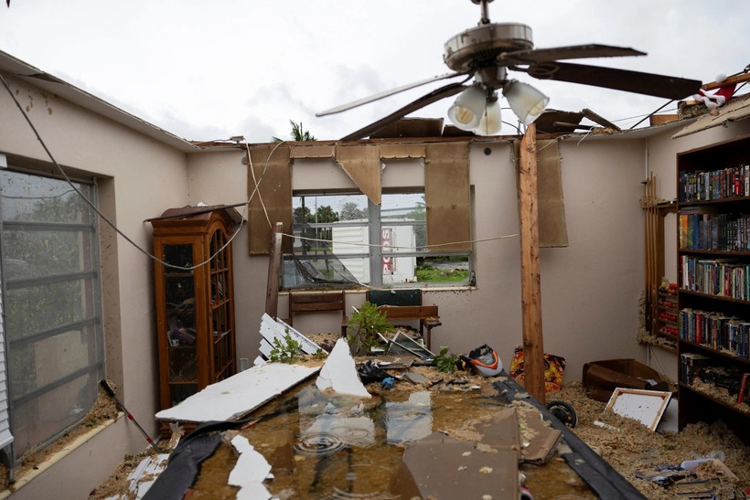 Một căn nhà bị lốc xoáy thổi bay khi bão Milton tấn công Florida (Mỹ) vào ngày 9/10/2024. (ẢNH: REUTERS)