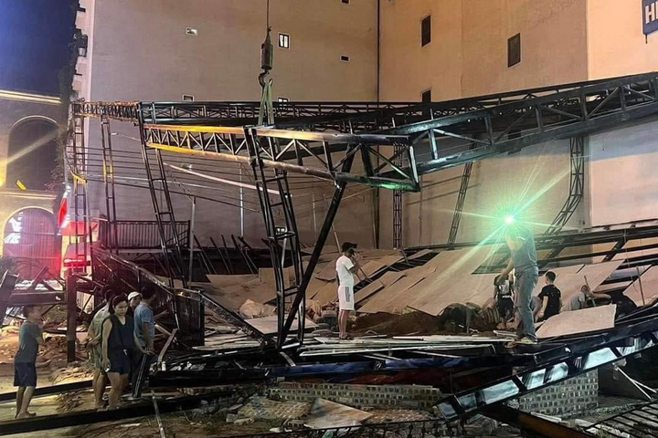 Nhà hàng đang trong quá trình hoàn thiện thuộc khu đô thị Văn Giang bất ngờ đổ sập. (Ảnh: VTC News)