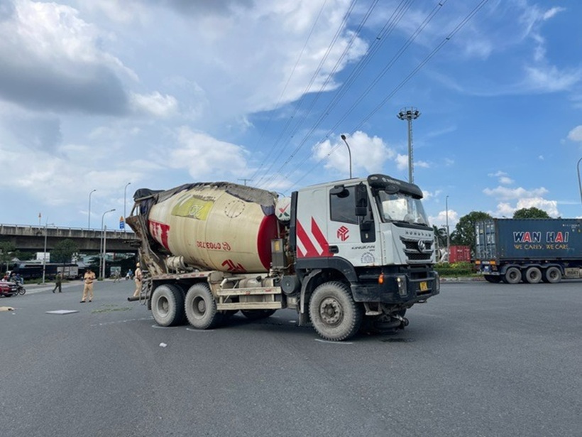 Cơ quan chức năng làm nhiệm vụ tại hiện trường vụ tai nạn. Ảnh: Người lao động