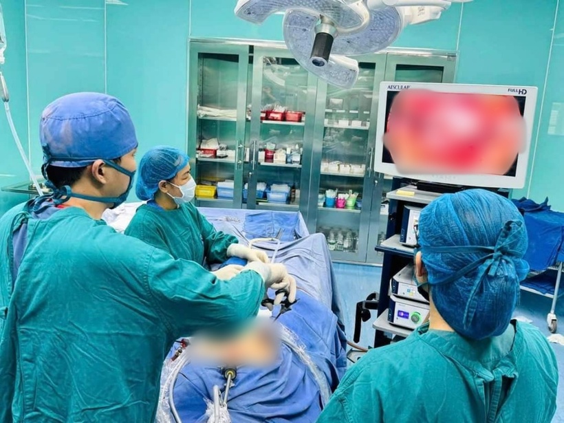 Các bác sĩ tiến hành phẫu thuật cho người bệnh. Ảnh: Sức Khỏe & Đời Sống