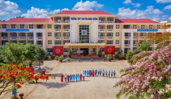 Hiện tại đang có 116 cán bộ, giáo viên và nhân viên đang công tác tại THPT Chuyên Hùng Vương. Ảnh sưu tầm.