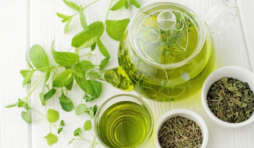 Mặc dù trà là một loại đồ uống có lợi cho sức khỏe khi uống vừa phải, việc tiêu thụ quá nhiều trà lại mang đến nhiều nguy cơ tiềm ẩn.