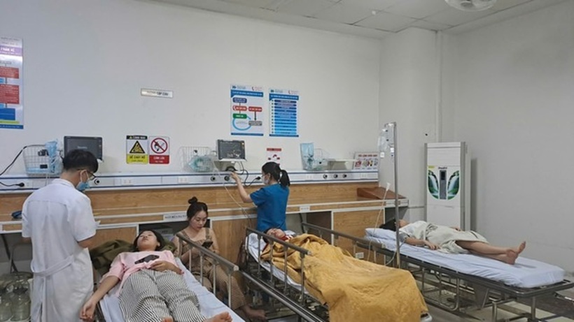 Các sinh viên điều trị tại bệnh viện. Ảnh: Người lao động