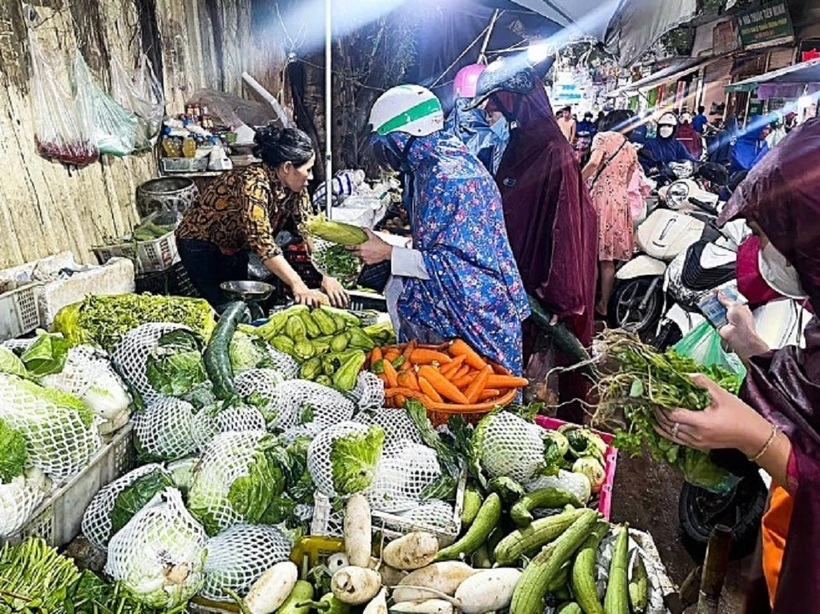 Tiểu thương ở Hà Nội cho biết giá cả tăng vì rau màu hỏng nhiều sau bão, vận chuyển khó khăn - Ảnh: G.K