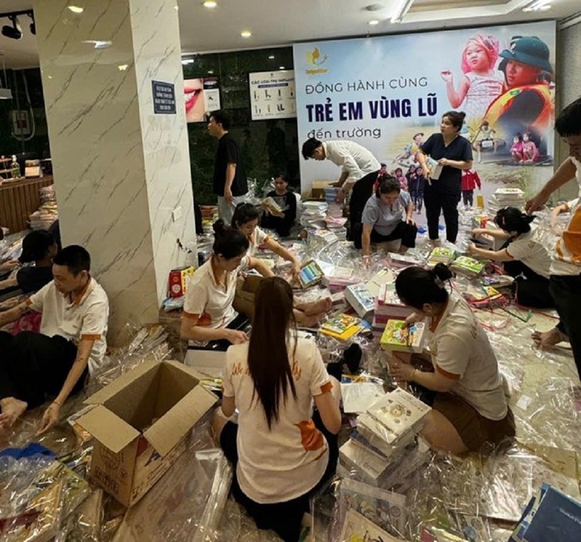 Toàn bộ nhân viên của chị Hạnh hỗ trợ công tác phân loại và sắp xếp quà tặng