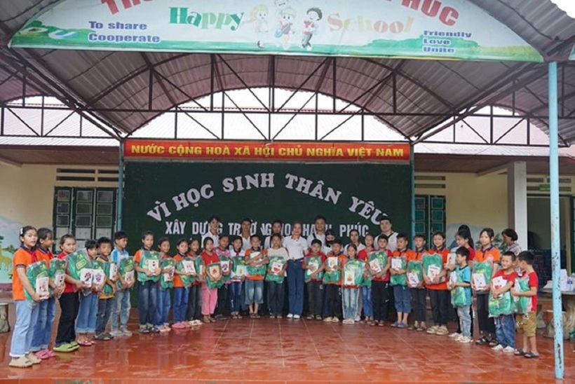 Chị Hạnh trực tiếp trao tặng các món quà đến các em học sinh