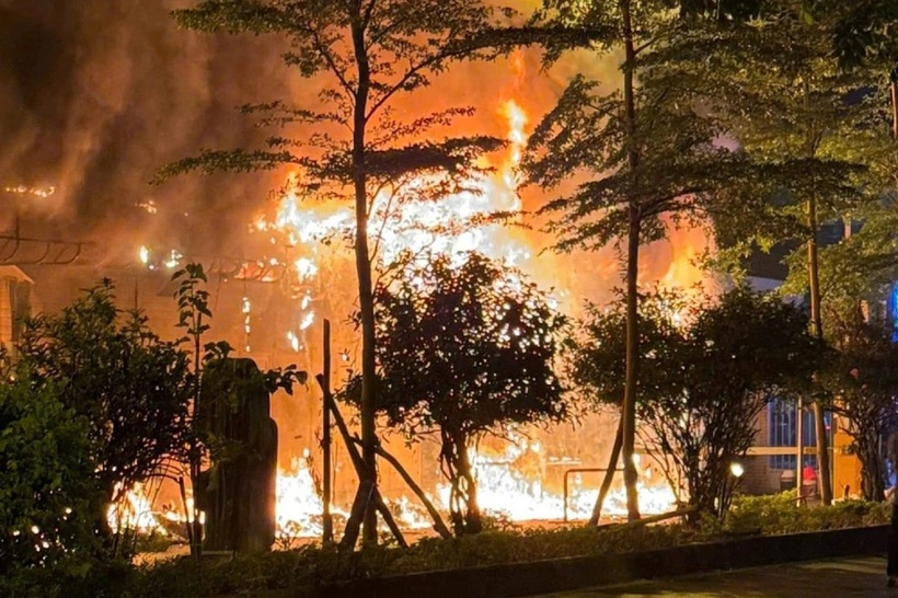 Lửa bùng lên trong đêm, bao trùm dãy nhà kho vật tư của Bệnh viện đa khoa Đức Giang  - 2