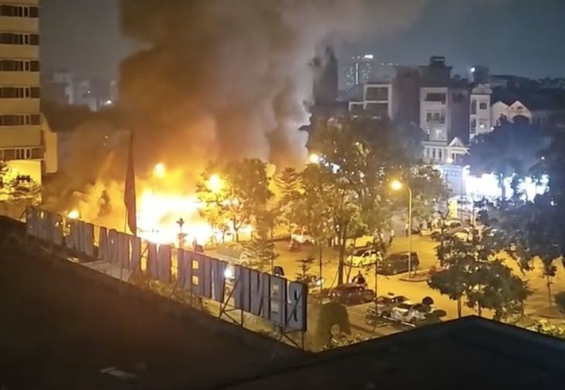 Lửa bùng lên trong đêm, bao trùm dãy nhà kho vật tư của Bệnh viện đa khoa Đức Giang  - 1