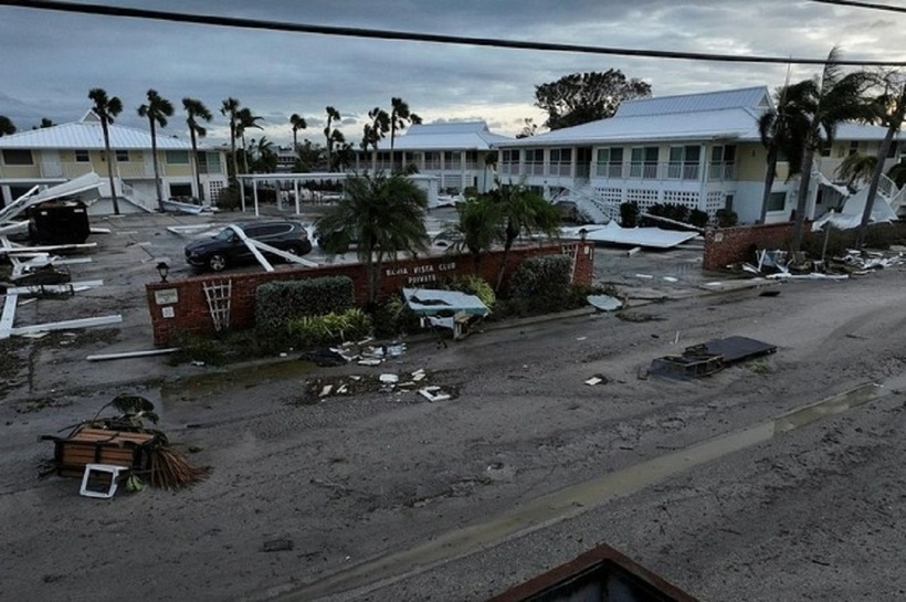 Các tòa nhà và công trình kiến trúc bị bão Milton phá hủy sau khi đổ bộ vào đất liền tại Venice, Florida. Ảnh: Reuters