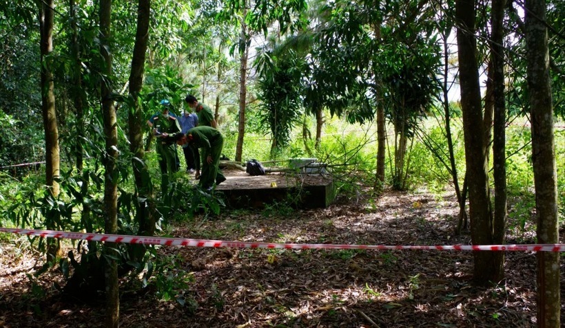 Công an khám nghiệm hiện trường vụ việc. Ảnh: PLO