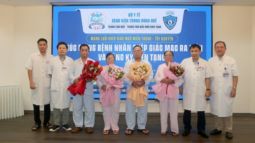 Lãnh đạo Bệnh viện Trung ương Huế tặng hoa chúc mừng bệnh nhân ra viện. Ảnh: Sức Khỏe & Đời Sống