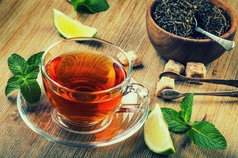 Nước trà để qua đêm có nhiều chất dinh dưỡng cần thiết có thể làm cho hoa, cây cối phát triển tươi tốt hơn. Ảnh minh họa